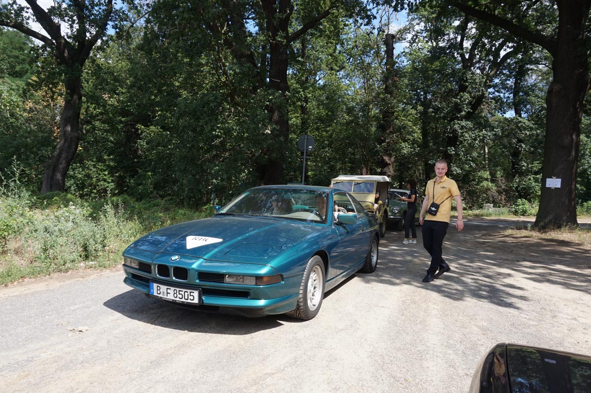 Oldtimer-Ausfahrt - Luzian Born neben einem 8er BMW