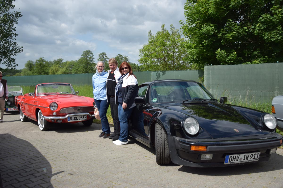 Oldtimer-Veranstaltungen - ReBornClassics -Besitzer vor ihrem Porsche 911 Targa