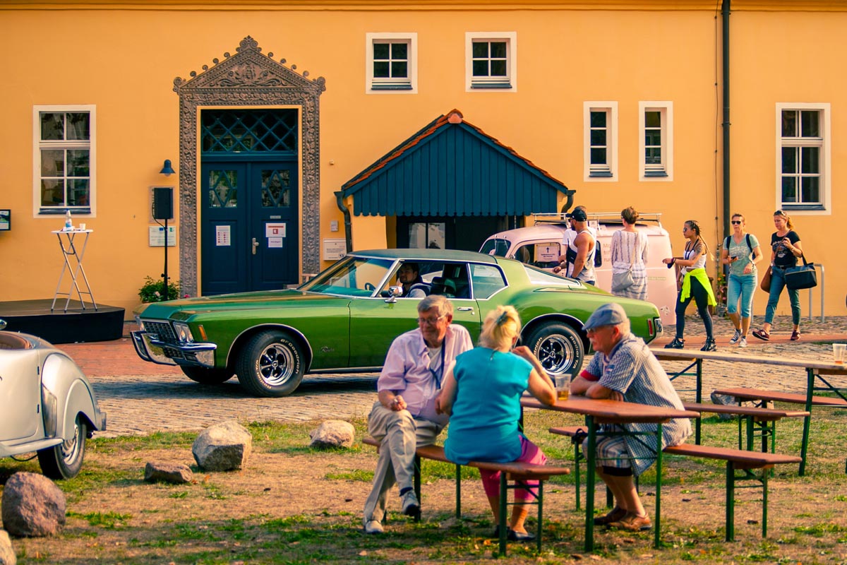 Oldtimer-Veranstaltung in Kloster Lehnin - Buick Riviera und Gäste